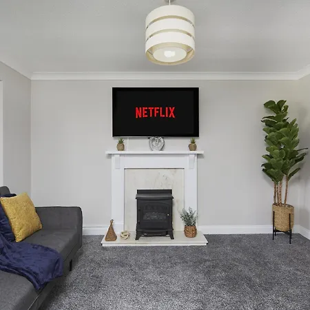 Modern 3 Bedroom With Free Parking, Walk To Town Centre *