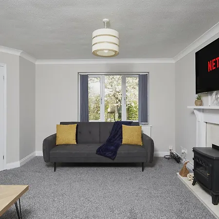 Modern 3 Bedroom With Free Parking, Walk To Town Centre בית אירוח *