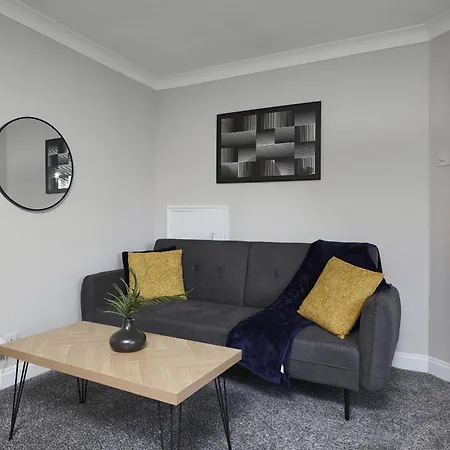 בית אירוח Modern 3 Bedroom With Free Parking, Walk To Town Centre הרוגייט