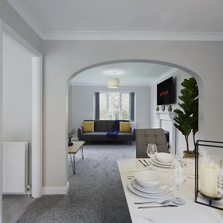 Modern 3 Bedroom With Free Parking, Walk To Town Centre