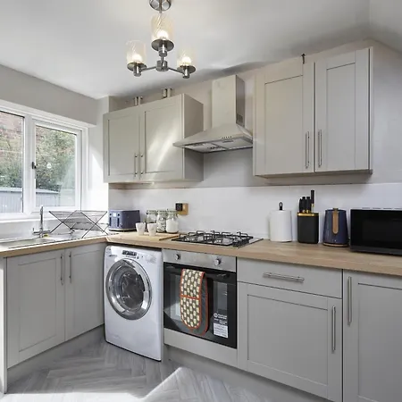 בית אירוח Modern 3 Bedroom With Free Parking, Walk To Town Centre הרוגייט