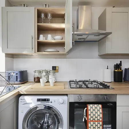 בית אירוח Modern 3 Bedroom With Free Parking, Walk To Town Centre הרוגייט