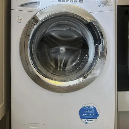 Modern 3 Bedroom With Free Parking, Walk To Town Centre בית אירוח *