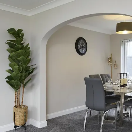 בית אירוח Modern 3 Bedroom With Free Parking, Walk To Town Centre