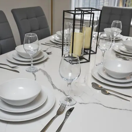 Modern 3 Bedroom With Free Parking, Walk To Town Centre * הרוגייט