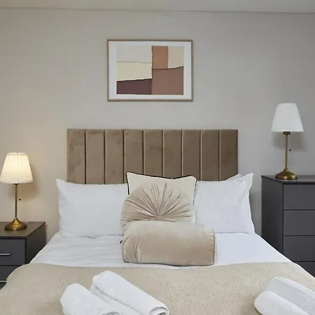 בית אירוח Modern 3 Bedroom With Free Parking, Walk To Town Centre הרוגייט