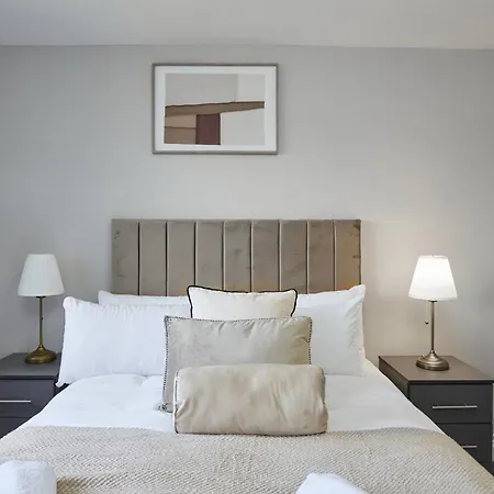בית אירוח Modern 3 Bedroom With Free Parking, Walk To Town Centre