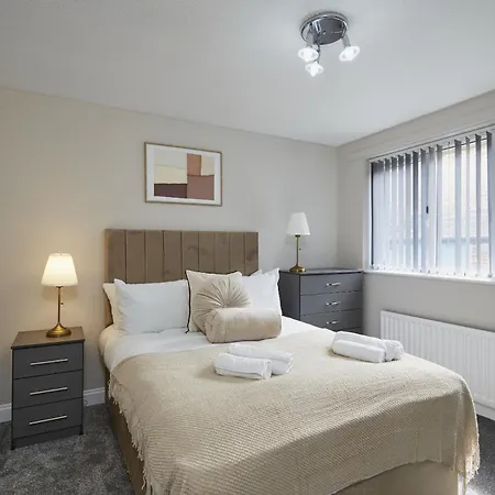 Modern 3 Bedroom With Free Parking, Walk To Town Centre * הרוגייט