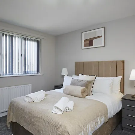 Modern 3 Bedroom With Free Parking, Walk To Town Centre הרוגייט