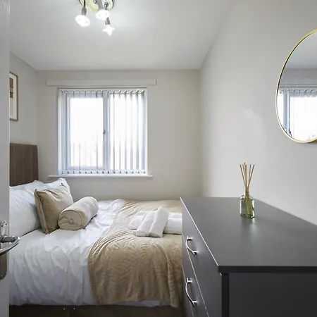 Modern 3 Bedroom With Free Parking, Walk To Town Centre בית אירוח *