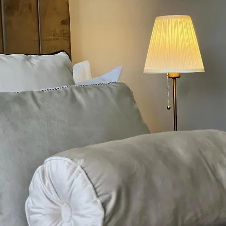 בית אירוח Modern 3 Bedroom With Free Parking, Walk To Town Centre הרוגייט