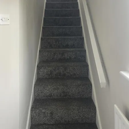 Modern 3 Bedroom With Free Parking, Walk To Town Centre בית אירוח *