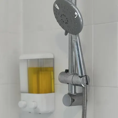 Modern 3 Bedroom With Free Parking, Walk To Town Centre ハロゲート