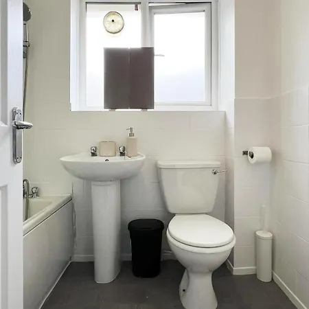בית אירוח Modern 3 Bedroom With Free Parking, Walk To Town Centre