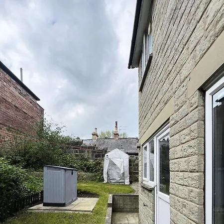 Modern 3 Bedroom With Free Parking, Walk To Town Centre *
